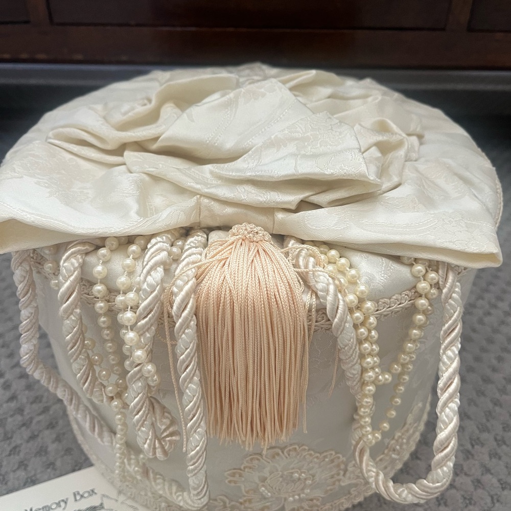 Bride’s Memory Box - Picture 2 of 5